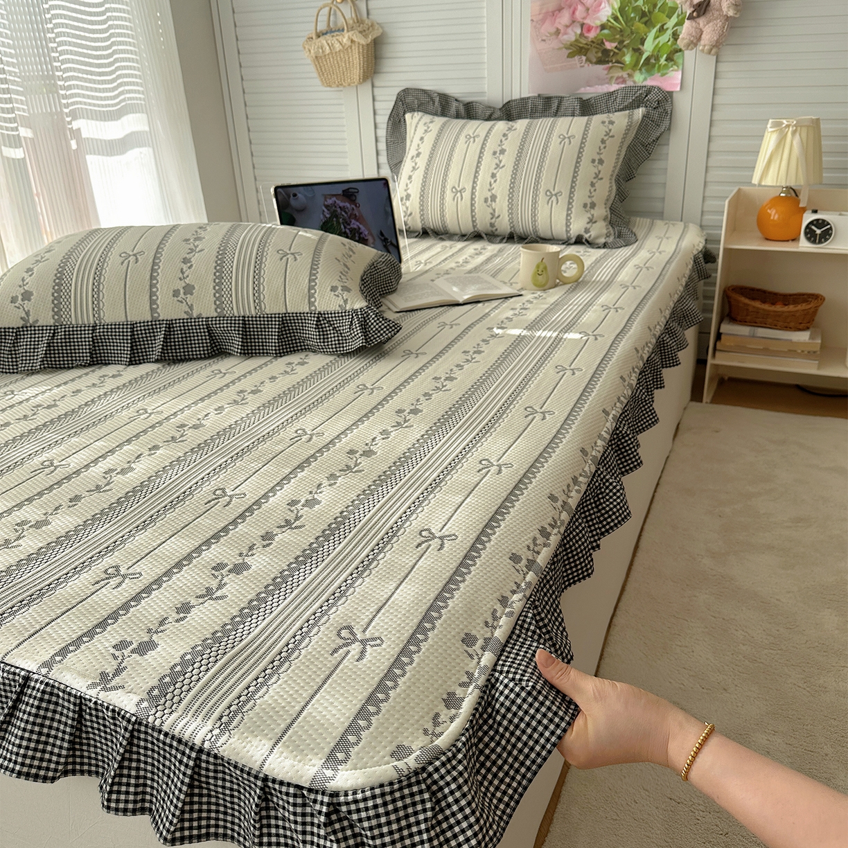 91家纺网 家纺一手货源 找家纺 桃子家居 2026新款A类韩版全棉色织花边工艺提花PE凉感凉席席子凉席三件套系列 PE花边席-采薇灰