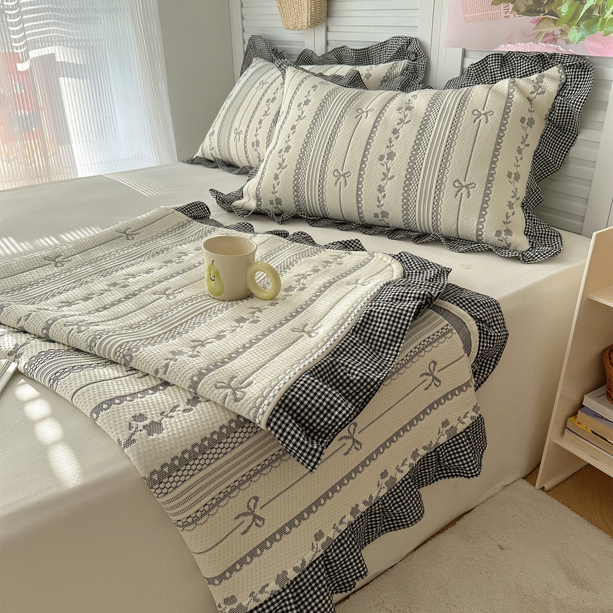 91家纺网 家纺一手货源 找家纺 桃子家居 2026新款A类韩版全棉色织花边工艺提花PE凉感凉席席子凉席三件套系列 PE花边席-采薇灰