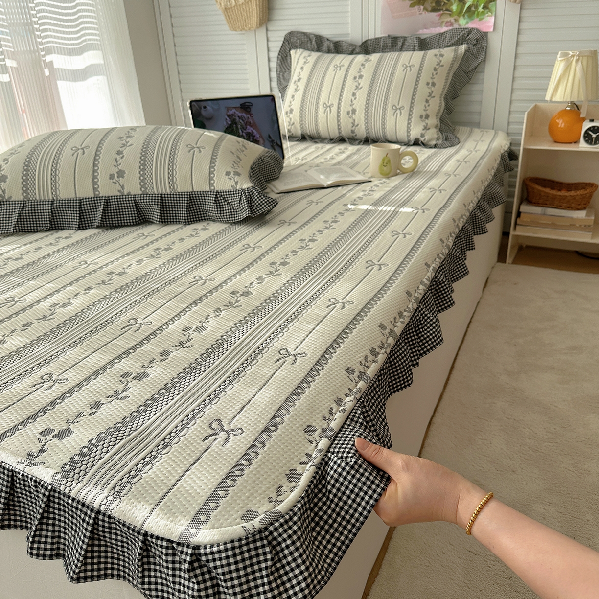 91家纺网 家纺一手货源 找家纺 桃子家居 2026新款A类韩版全棉色织花边工艺提花PE凉感凉席席子凉席三件套系列 PE花边席-采薇灰