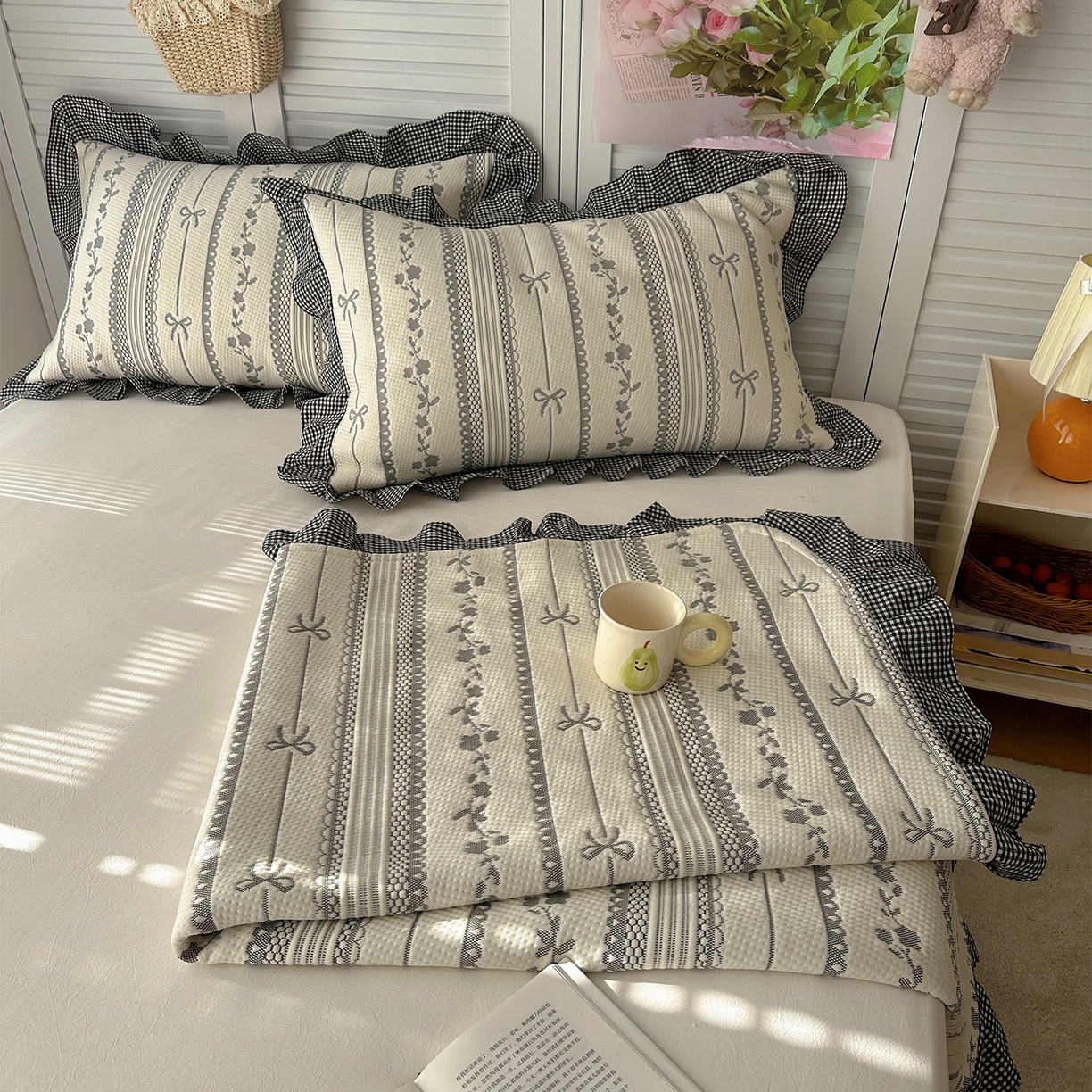 91家纺网 家纺一手货源 找家纺 桃子家居 2026新款A类韩版全棉色织花边工艺提花PE凉感凉席席子凉席三件套系列 PE花边席-采薇灰