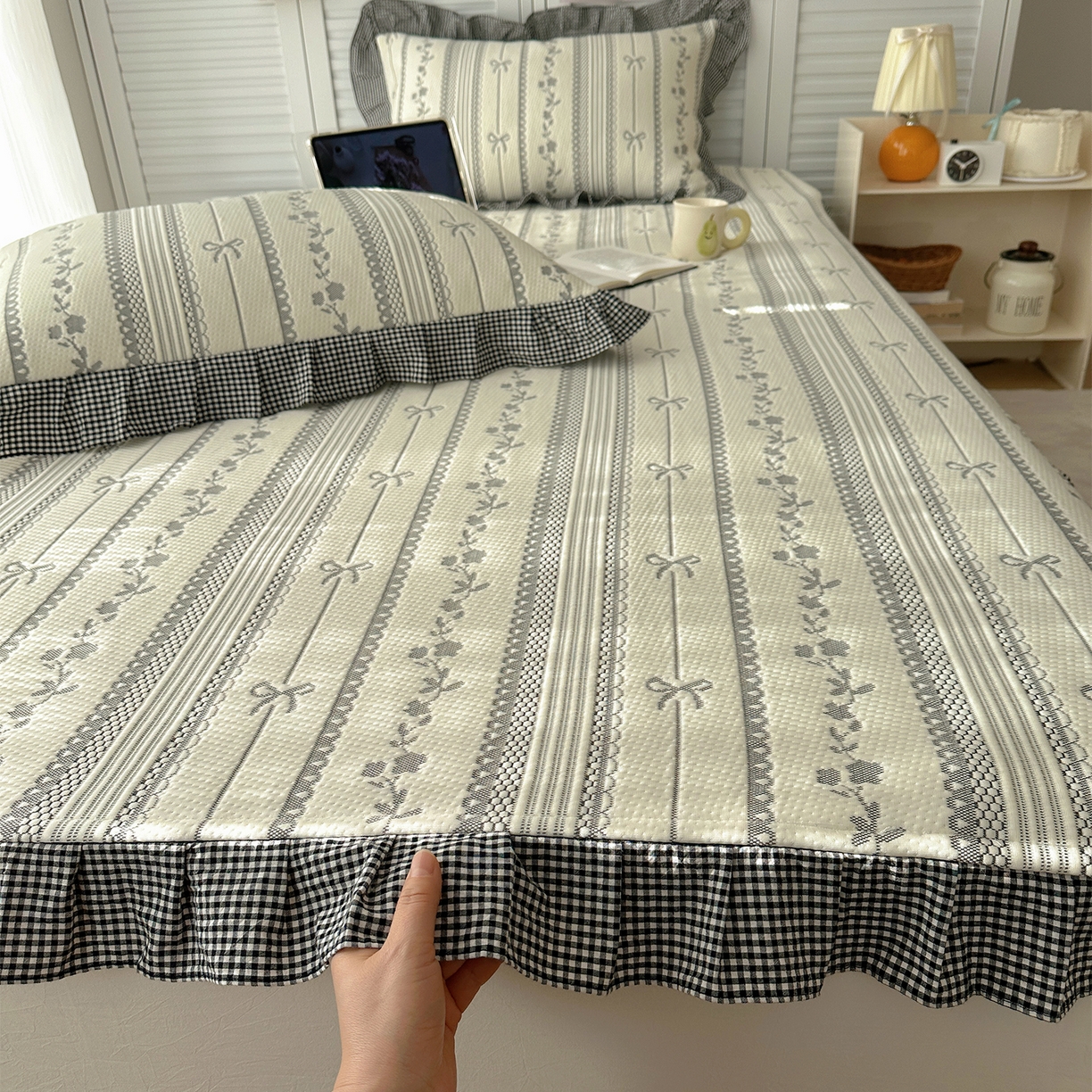 91家纺网 家纺一手货源 找家纺 桃子家居 2026新款A类韩版全棉色织花边工艺提花PE凉感凉席席子凉席三件套系列 PE花边席-采薇灰