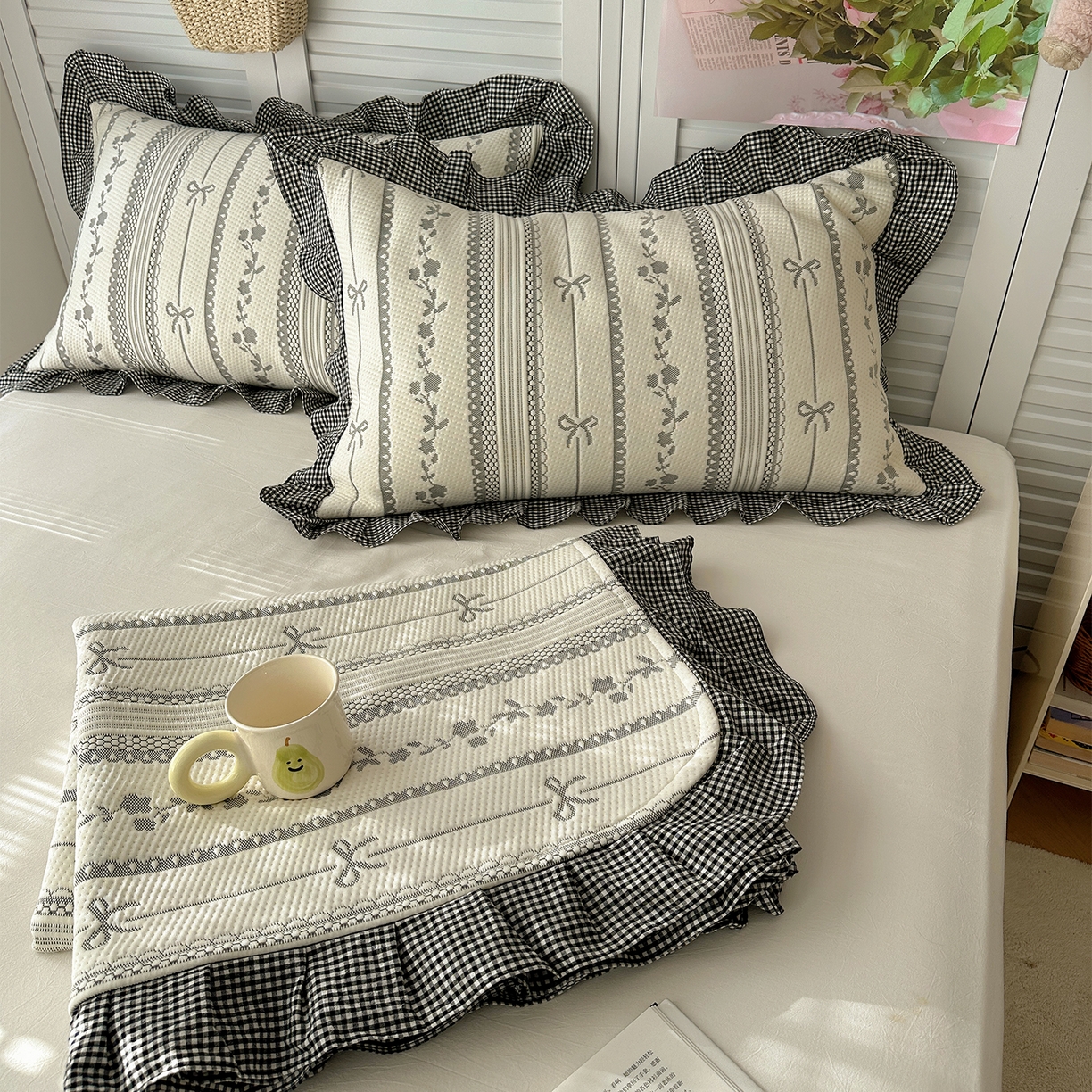 91家纺网 家纺一手货源 找家纺 桃子家居 2026新款A类韩版全棉色织花边工艺提花PE凉感凉席席子凉席三件套系列 PE花边席-采薇灰