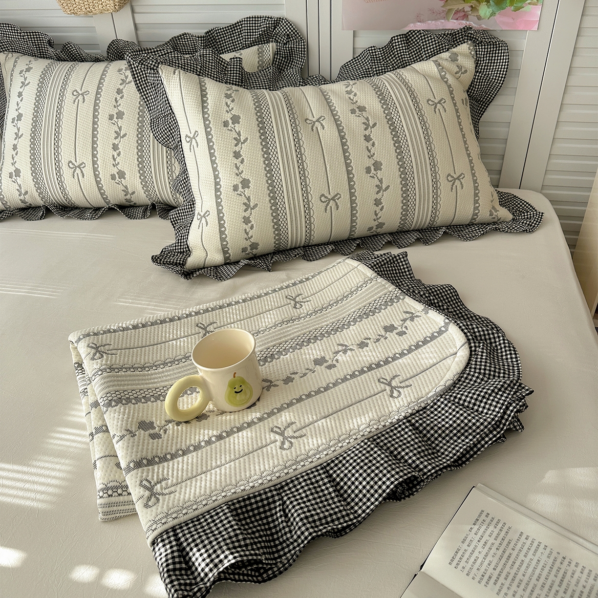 91家纺网 家纺一手货源 找家纺 桃子家居 2026新款A类韩版全棉色织花边工艺提花PE凉感凉席席子凉席三件套系列 PE花边席-采薇灰