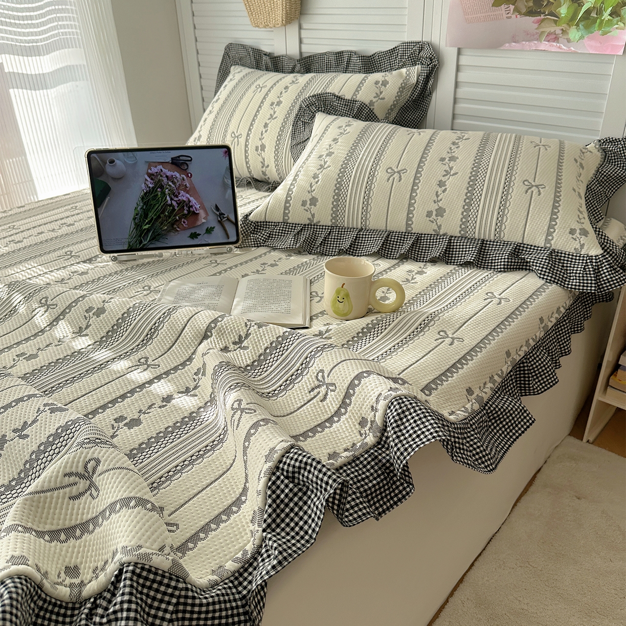 91家纺网 家纺一手货源 找家纺 桃子家居 2026新款A类韩版全棉色织花边工艺提花PE凉感凉席席子凉席三件套系列 PE花边席-采薇灰