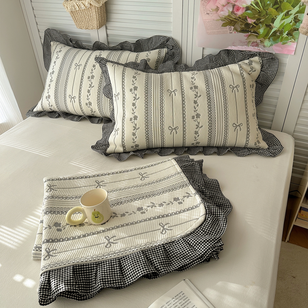 91家纺网 家纺一手货源 找家纺 桃子家居 2026新款A类韩版全棉色织花边工艺提花PE凉感凉席席子凉席三件套系列 PE花边席-采薇灰