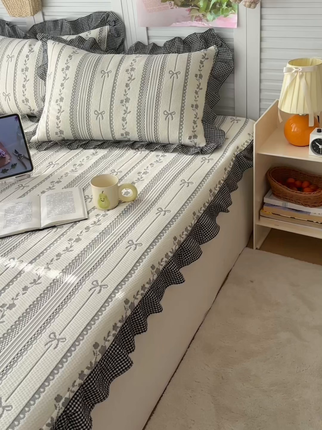 91家纺网 家纺一手货源 找家纺 桃子家居 2026新款A类韩版全棉色织花边工艺提花PE凉感凉席席子凉席三件套系列 PE花边席-采薇灰