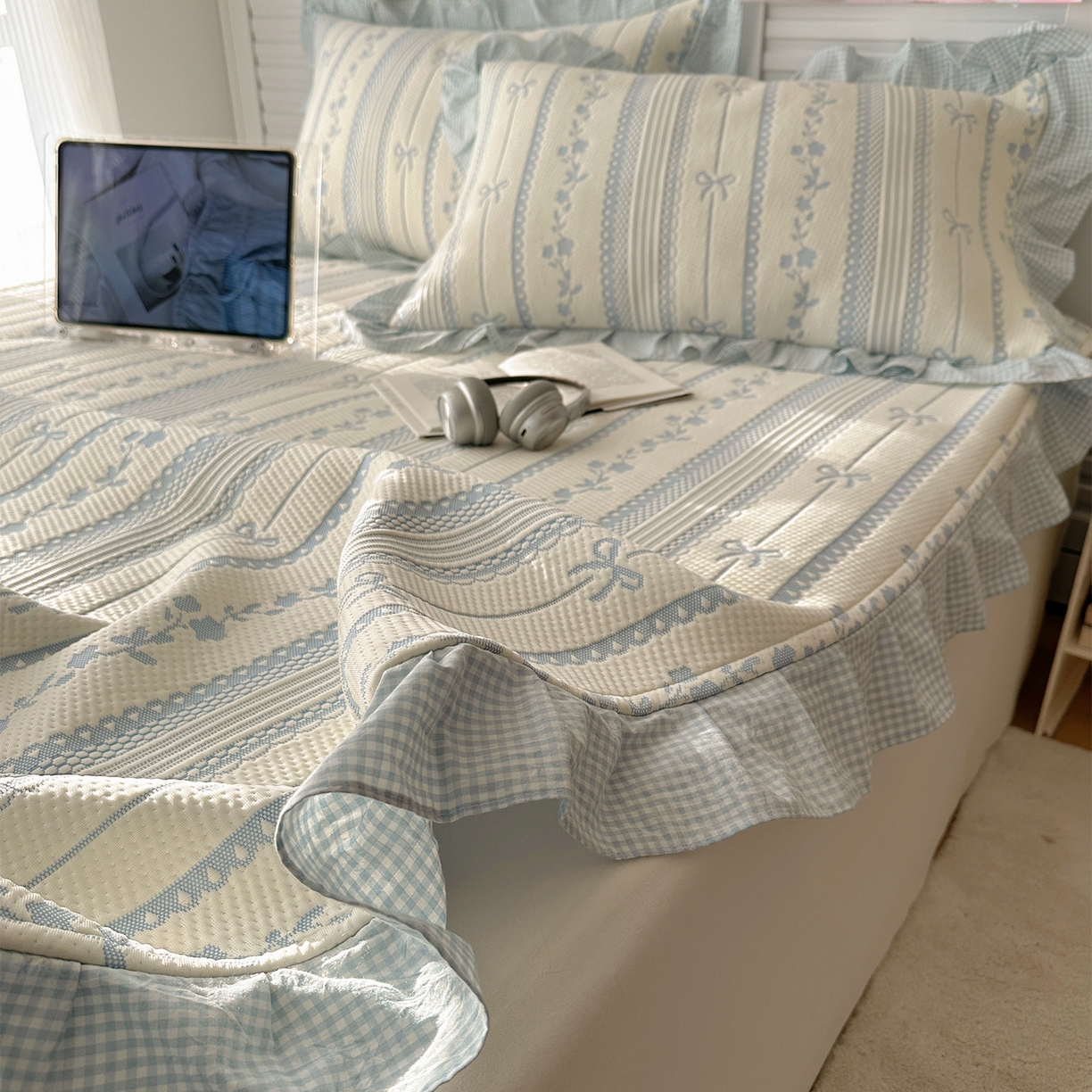 91家纺网 家纺一手货源 找家纺 桃子家居 2026新款A类韩版全棉色织花边工艺提花PE凉感凉席席子凉席三件套系列 PE花边席-采薇蓝