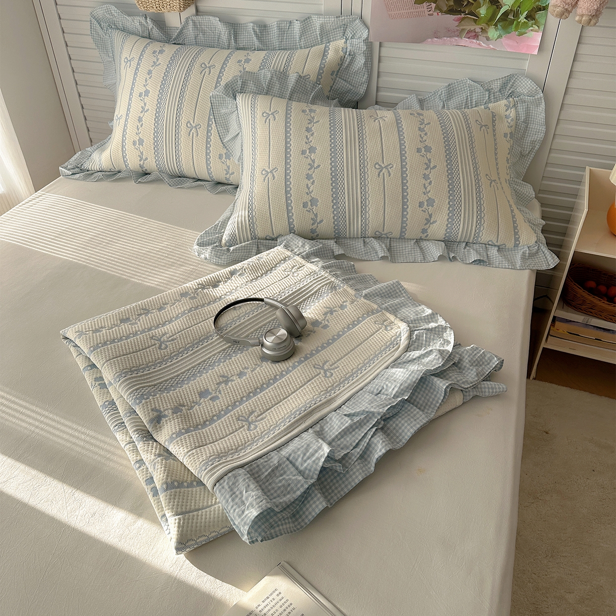 91家纺网 家纺一手货源 找家纺 桃子家居 2026新款A类韩版全棉色织花边工艺提花PE凉感凉席席子凉席三件套系列 PE花边席-采薇蓝