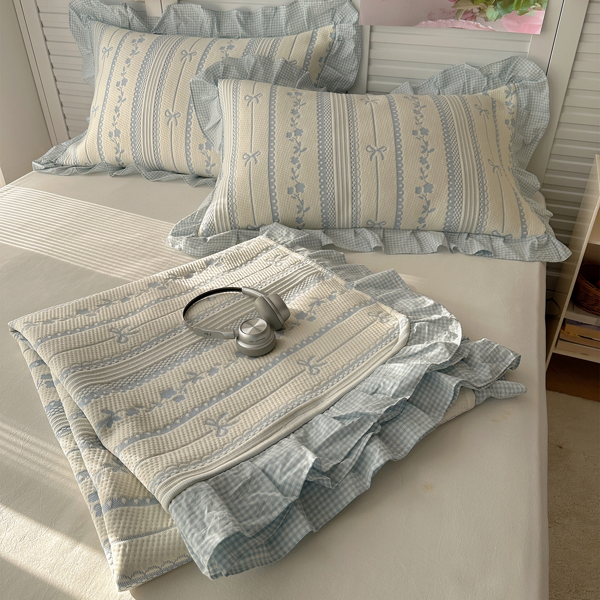 91家纺网 家纺一手货源 找家纺 桃子家居 2026新款A类韩版全棉色织花边工艺提花PE凉感凉席席子凉席三件套系列 PE花边席-采薇蓝