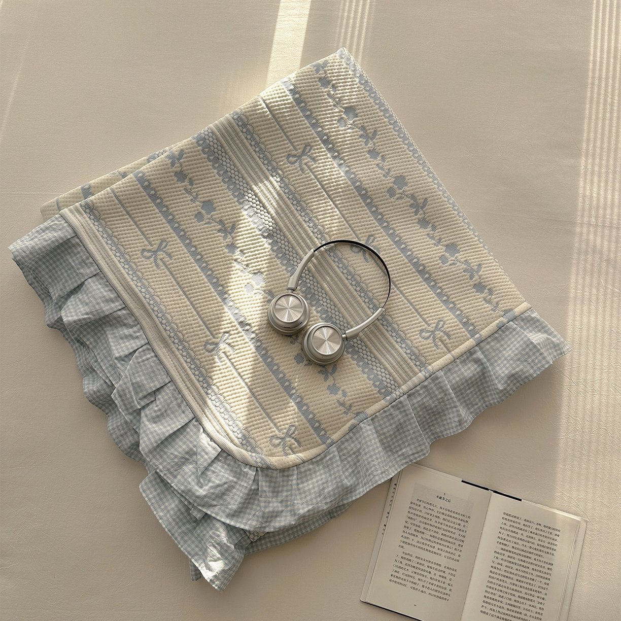 91家纺网 家纺一手货源 找家纺 桃子家居 2026新款A类韩版全棉色织花边工艺提花PE凉感凉席席子凉席三件套系列 PE花边席-采薇蓝