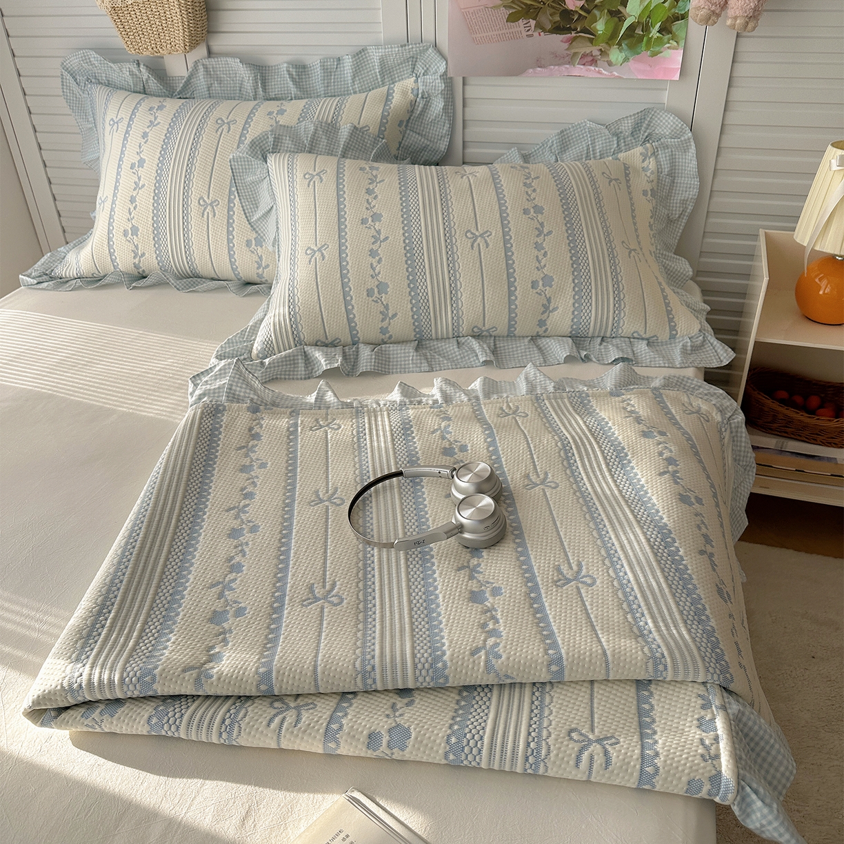 91家纺网 家纺一手货源 找家纺 桃子家居 2026新款A类韩版全棉色织花边工艺提花PE凉感凉席席子凉席三件套系列 PE花边席-采薇蓝