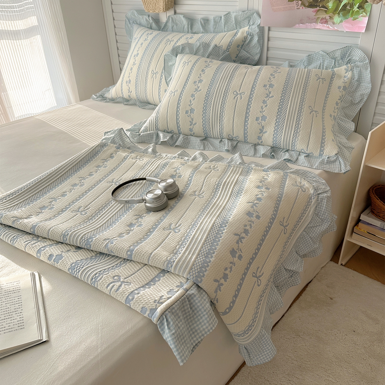 91家纺网 家纺一手货源 找家纺 桃子家居 2026新款A类韩版全棉色织花边工艺提花PE凉感凉席席子凉席三件套系列 PE花边席-采薇蓝