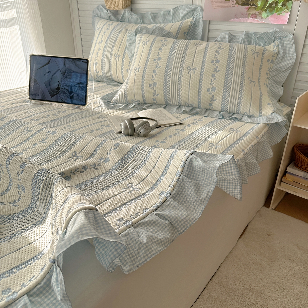 91家纺网 家纺一手货源 找家纺 桃子家居 2026新款A类韩版全棉色织花边工艺提花PE凉感凉席席子凉席三件套系列 PE花边席-采薇蓝