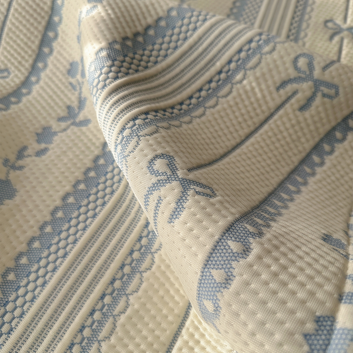 91家纺网 家纺一手货源 找家纺 桃子家居 2026新款A类韩版全棉色织花边工艺提花PE凉感凉席席子凉席三件套系列 PE花边席-采薇蓝