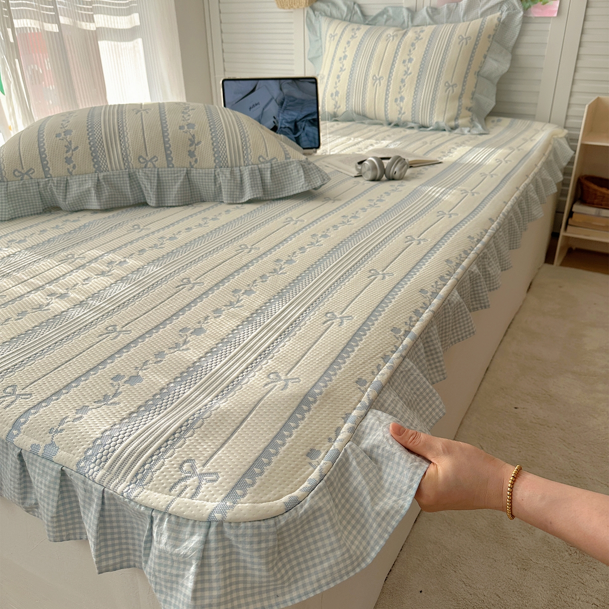 91家纺网 家纺一手货源 找家纺 桃子家居 2026新款A类韩版全棉色织花边工艺提花PE凉感凉席席子凉席三件套系列 PE花边席-采薇蓝