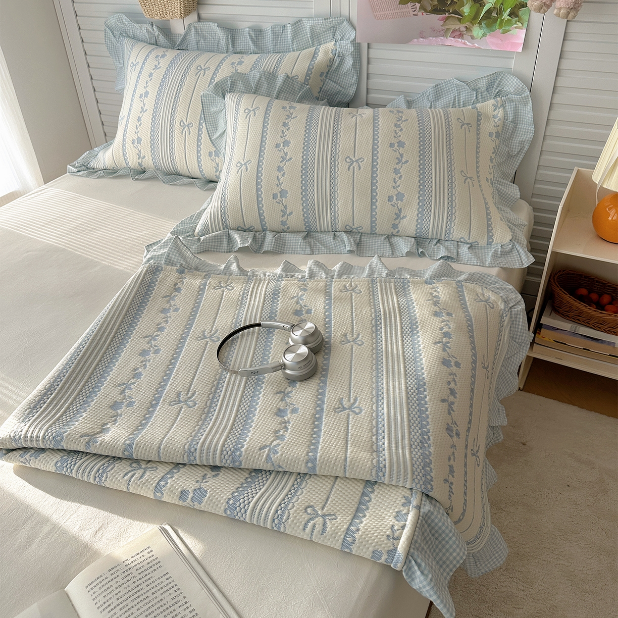 91家纺网 家纺一手货源 找家纺 桃子家居 2026新款A类韩版全棉色织花边工艺提花PE凉感凉席席子凉席三件套系列 PE花边席-采薇蓝