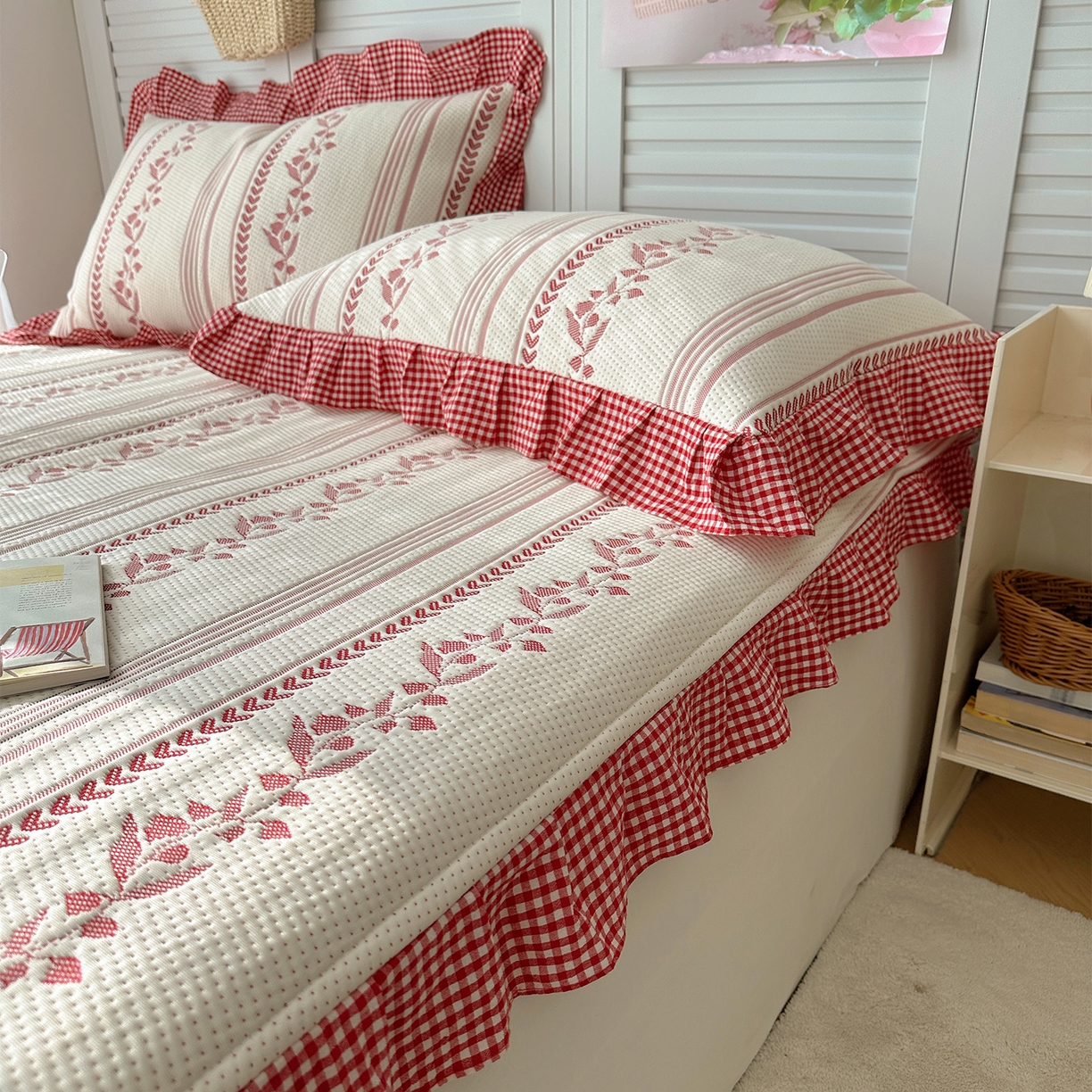 91家纺网 家纺一手货源 找家纺 桃子家居 2026新款A类韩版全棉色织花边工艺提花PE凉感凉席席子凉席三件套系列 PE花边席-花西子红