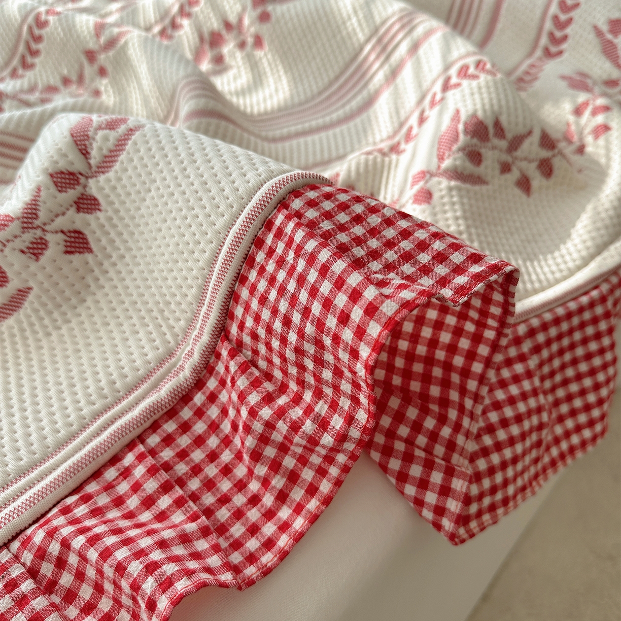 91家纺网 家纺一手货源 找家纺 桃子家居 2026新款A类韩版全棉色织花边工艺提花PE凉感凉席席子凉席三件套系列 PE花边席-花西子红