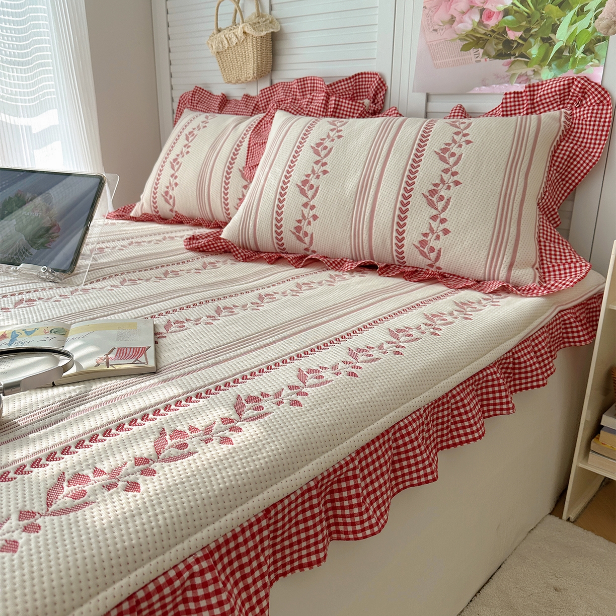 91家纺网 家纺一手货源 找家纺 桃子家居 2026新款A类韩版全棉色织花边工艺提花PE凉感凉席席子凉席三件套系列 PE花边席-花西子红