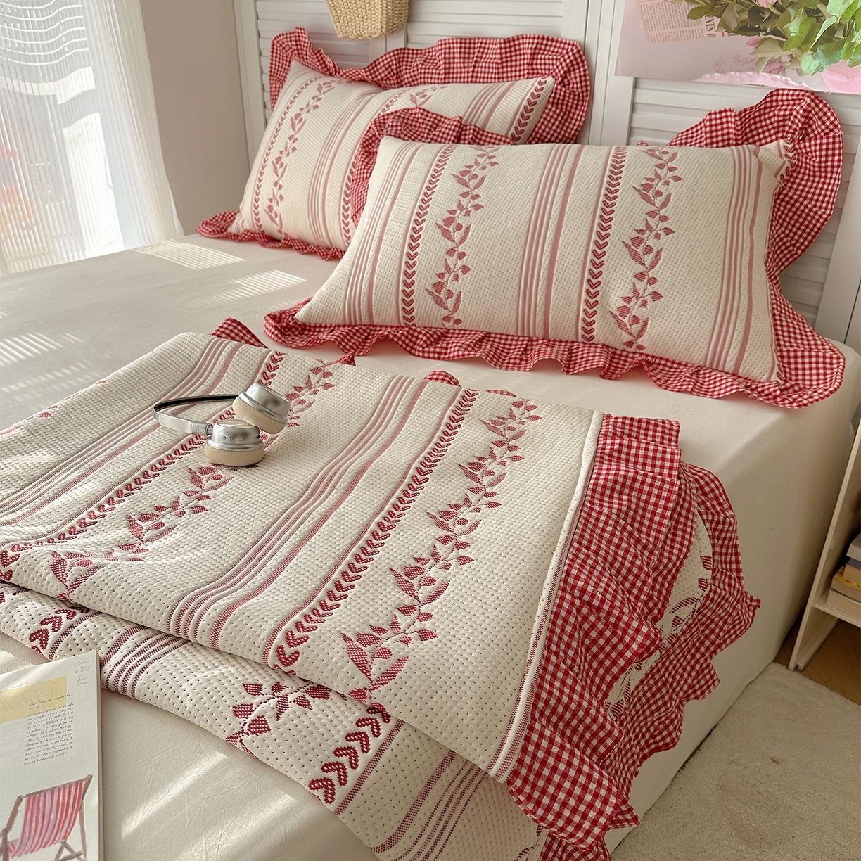 91家纺网 家纺一手货源 找家纺 桃子家居 2026新款A类韩版全棉色织花边工艺提花PE凉感凉席席子凉席三件套系列 PE花边席-花西子红