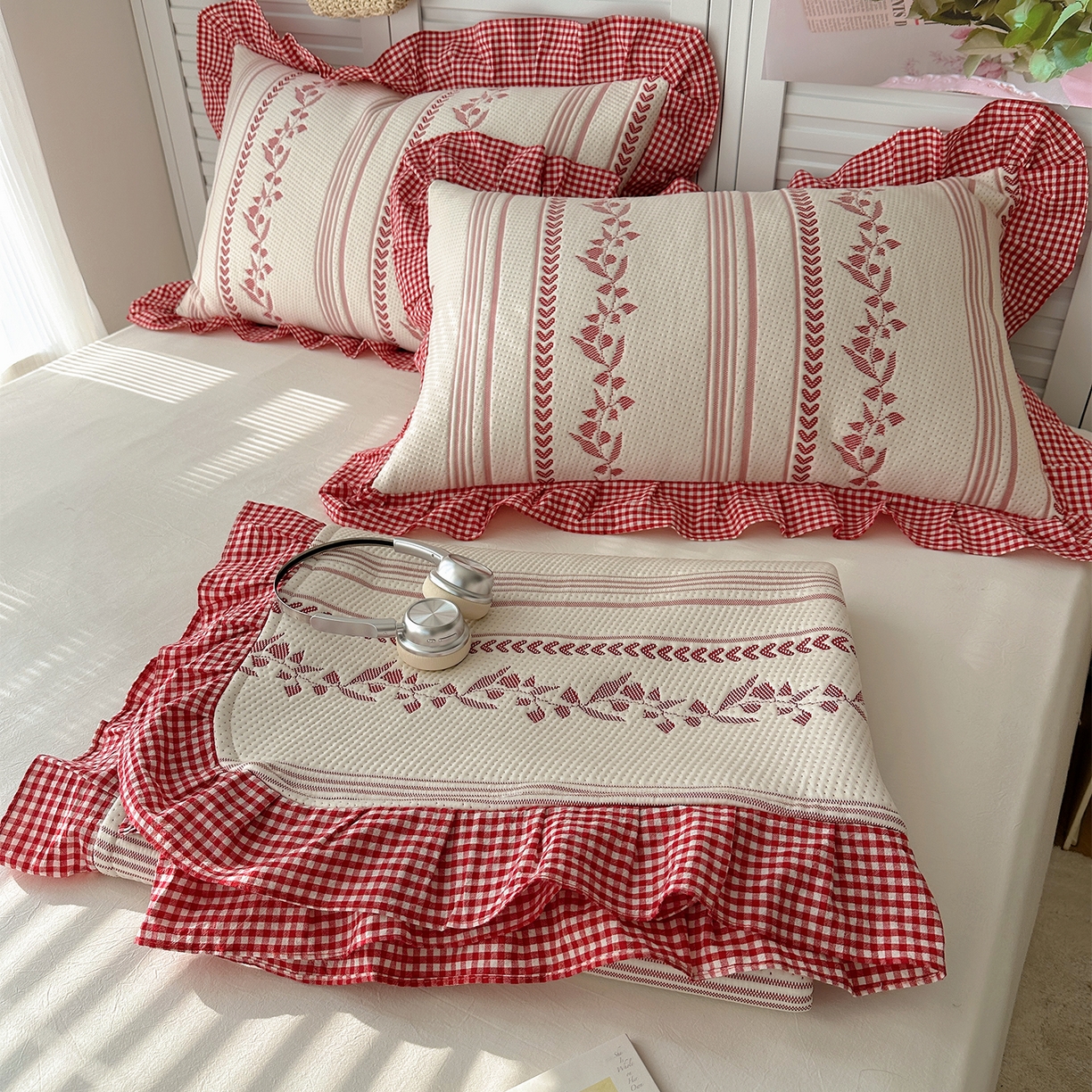 91家纺网 家纺一手货源 找家纺 桃子家居 2026新款A类韩版全棉色织花边工艺提花PE凉感凉席席子凉席三件套系列 PE花边席-花西子红