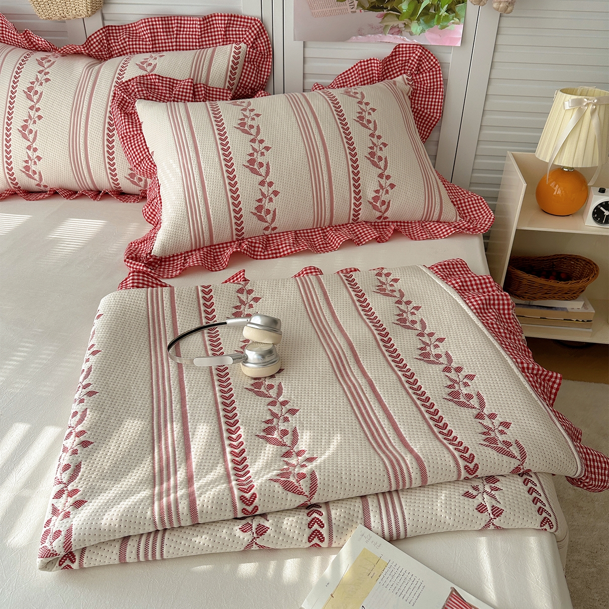 91家纺网 家纺一手货源 找家纺 桃子家居 2026新款A类韩版全棉色织花边工艺提花PE凉感凉席席子凉席三件套系列 PE花边席-花西子红