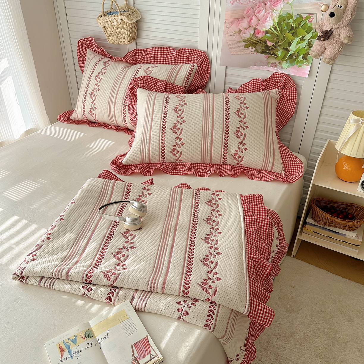 91家纺网 家纺一手货源 找家纺 桃子家居 2026新款A类韩版全棉色织花边工艺提花PE凉感凉席席子凉席三件套系列 PE花边席-花西子红