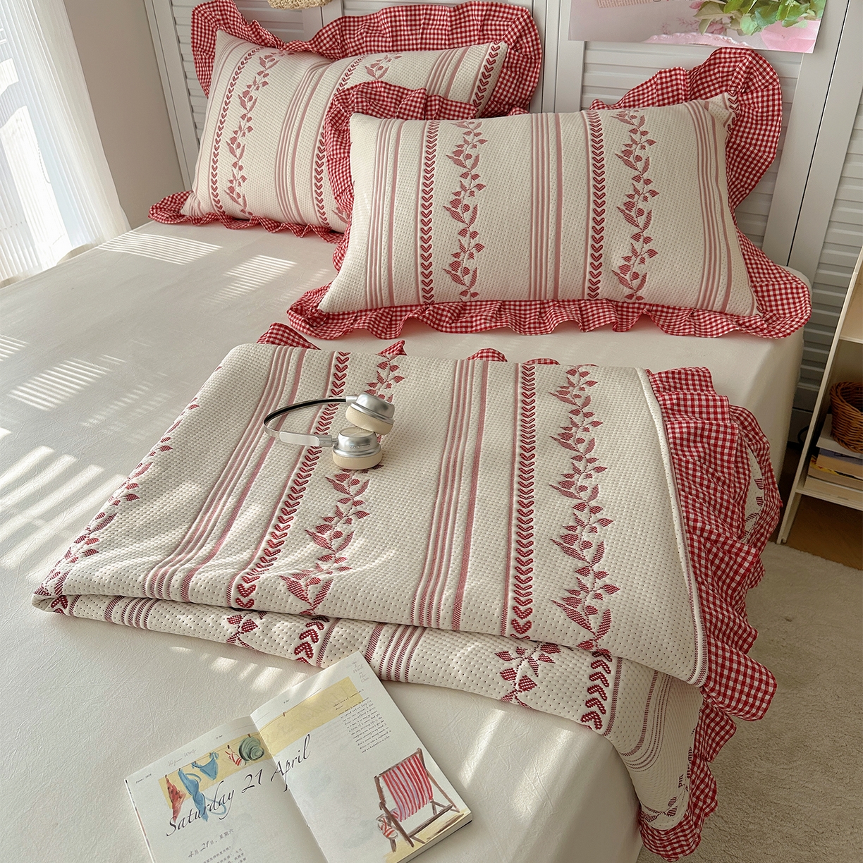 91家纺网 家纺一手货源 找家纺 桃子家居 2026新款A类韩版全棉色织花边工艺提花PE凉感凉席席子凉席三件套系列 PE花边席-花西子红