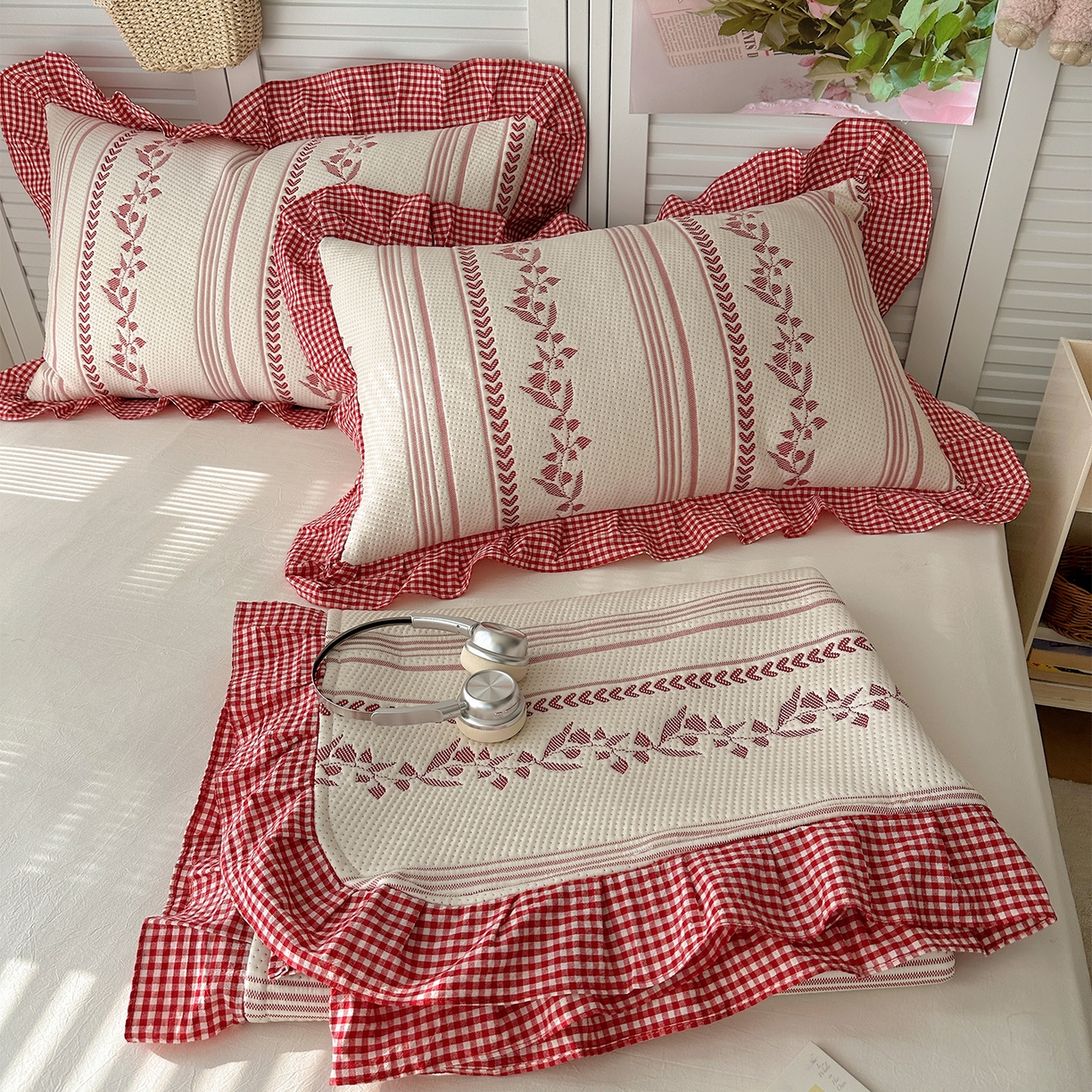 91家纺网 家纺一手货源 找家纺 桃子家居 2026新款A类韩版全棉色织花边工艺提花PE凉感凉席席子凉席三件套系列 PE花边席-花西子红