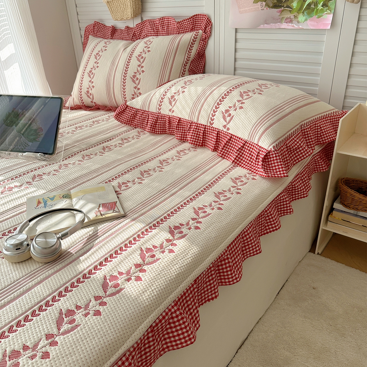 91家纺网 家纺一手货源 找家纺 桃子家居 2026新款A类韩版全棉色织花边工艺提花PE凉感凉席席子凉席三件套系列 PE花边席-花西子红