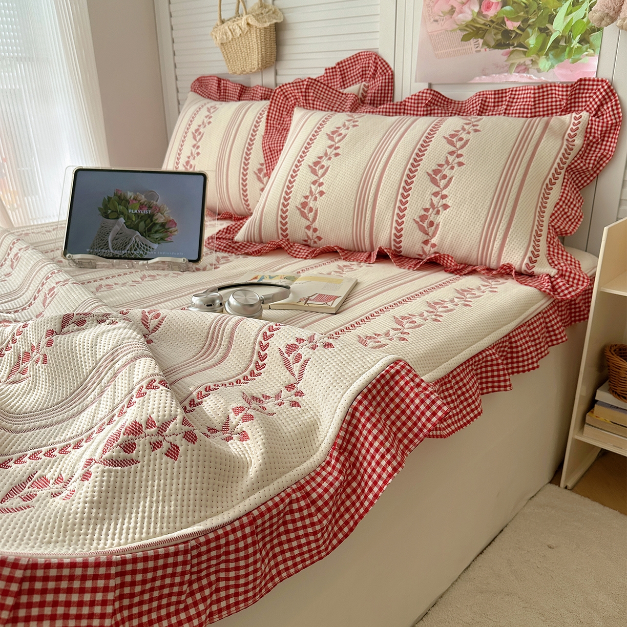 91家纺网 家纺一手货源 找家纺 桃子家居 2026新款A类韩版全棉色织花边工艺提花PE凉感凉席席子凉席三件套系列 PE花边席-花西子红