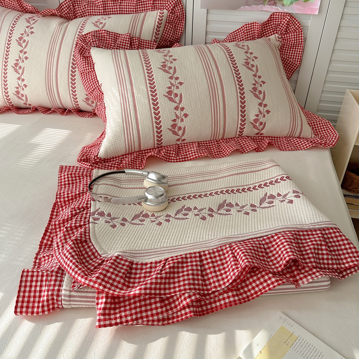 91家纺网 家纺一手货源 找家纺 桃子家居 2026新款A类韩版全棉色织花边工艺提花PE凉感凉席席子凉席三件套系列 PE花边席-花西子红