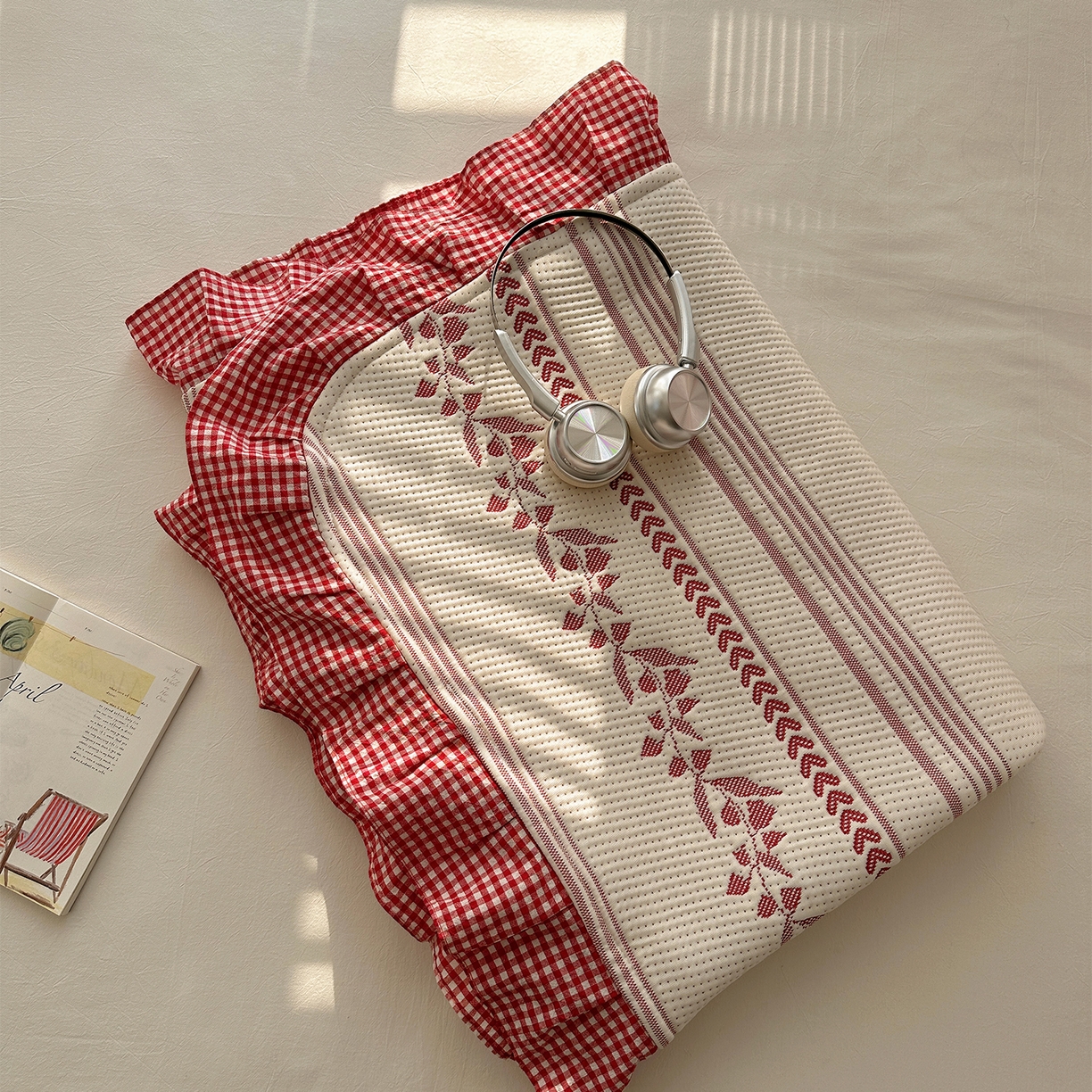 91家纺网 家纺一手货源 找家纺 桃子家居 2026新款A类韩版全棉色织花边工艺提花PE凉感凉席席子凉席三件套系列 PE花边席-花西子红