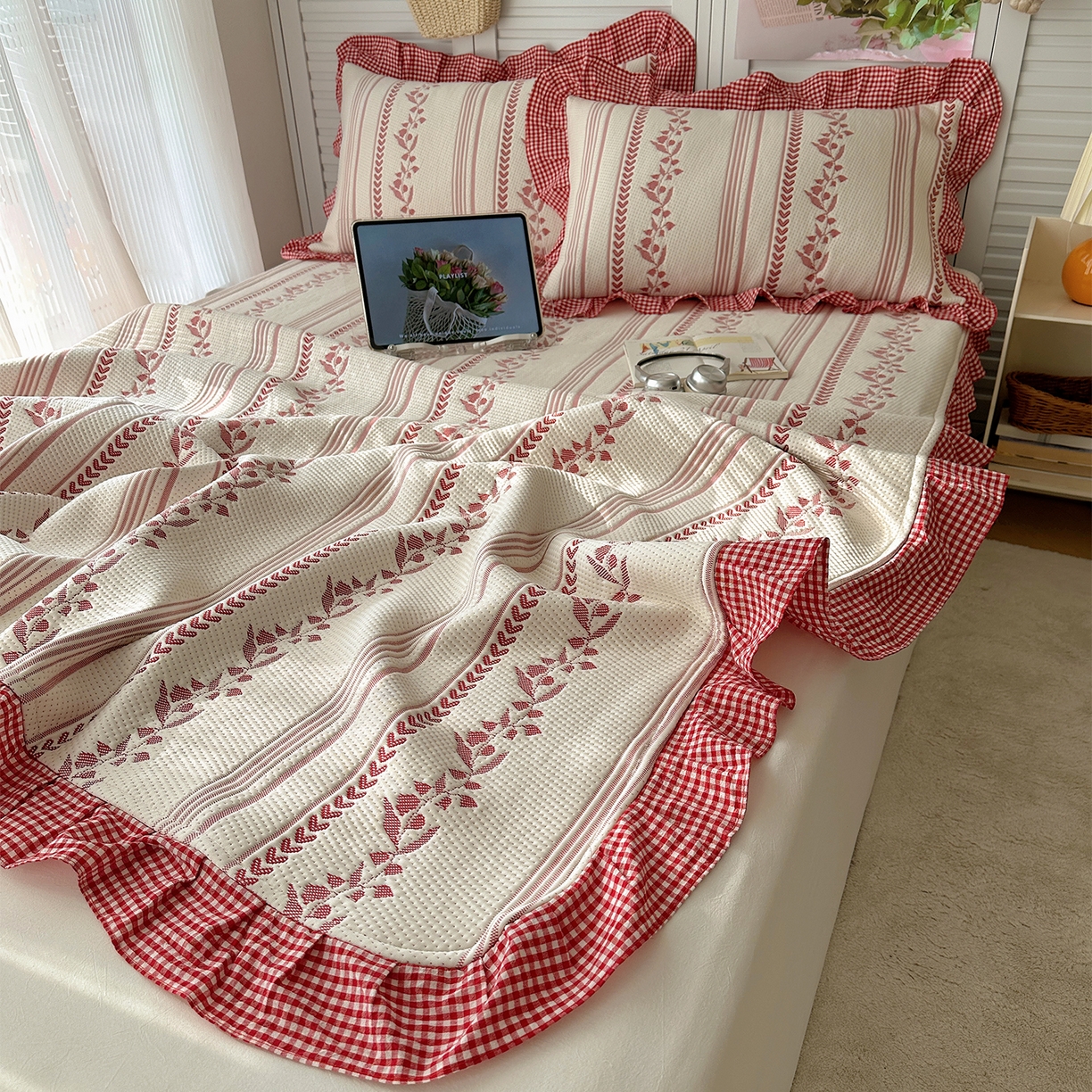 91家纺网 家纺一手货源 找家纺 桃子家居 2026新款A类韩版全棉色织花边工艺提花PE凉感凉席席子凉席三件套系列 PE花边席-花西子红