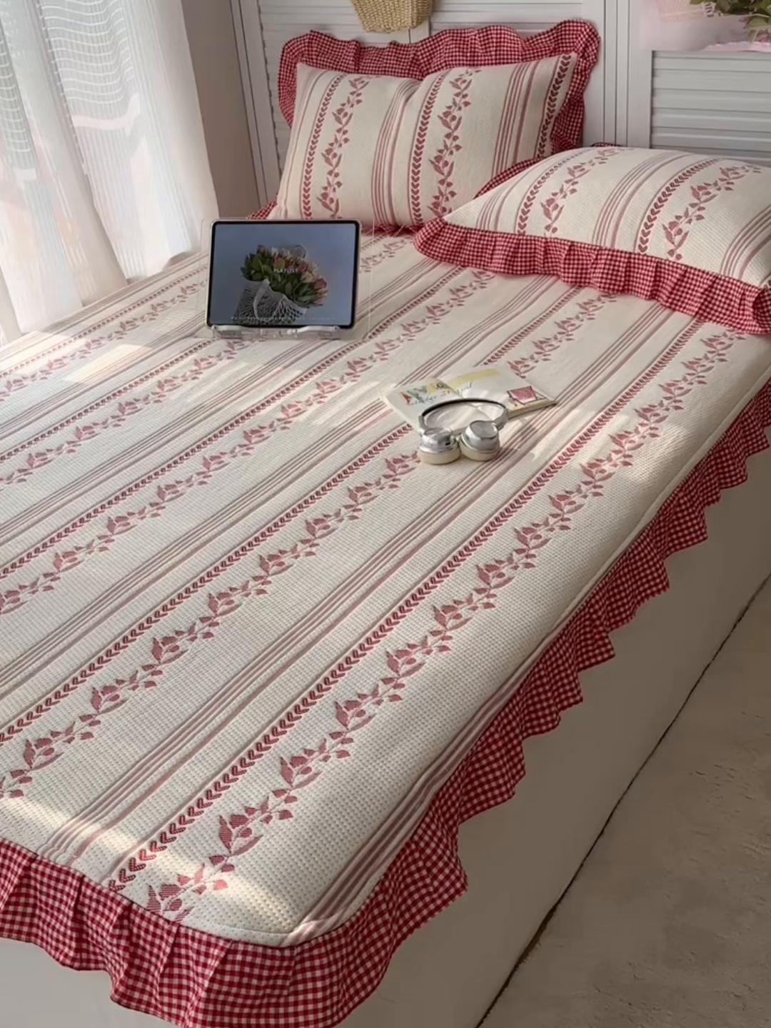 91家纺网 家纺一手货源 找家纺 桃子家居 2026新款A类韩版全棉色织花边工艺提花PE凉感凉席席子凉席三件套系列 PE花边席-花西子红