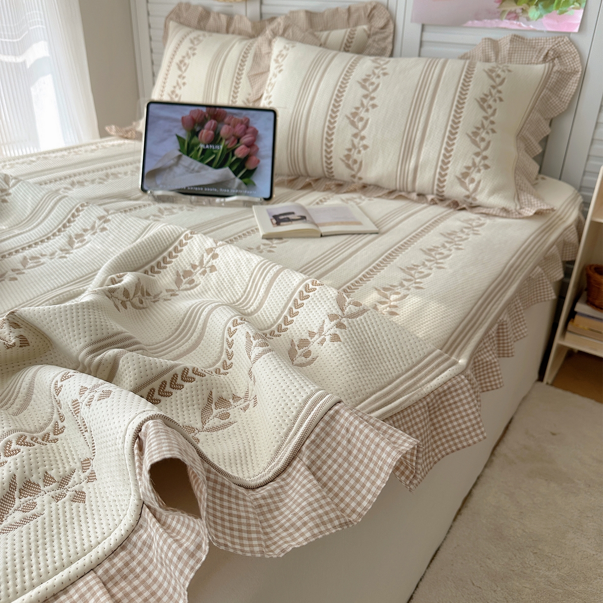 91家纺网 家纺一手货源 找家纺 桃子家居 2026新款A类韩版全棉色织花边工艺提花PE凉感凉席席子凉席三件套系列 PE花边席-花西子咖