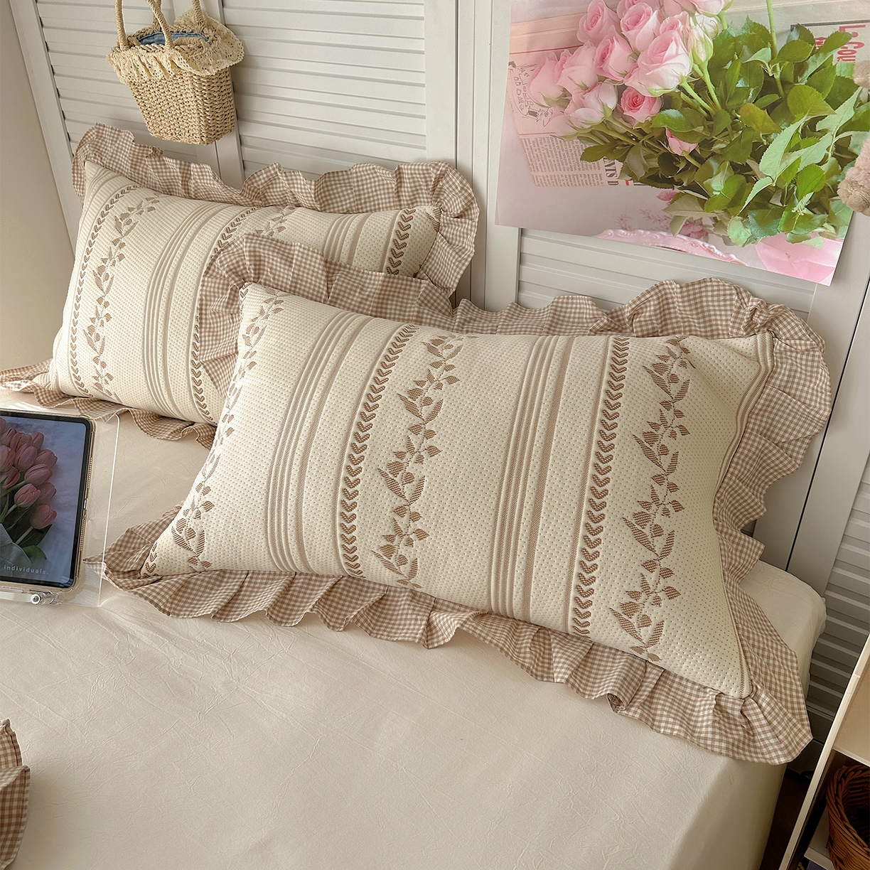 91家纺网 家纺一手货源 找家纺 桃子家居 2026新款A类韩版全棉色织花边工艺提花PE凉感凉席席子凉席三件套系列 PE花边席-花西子咖