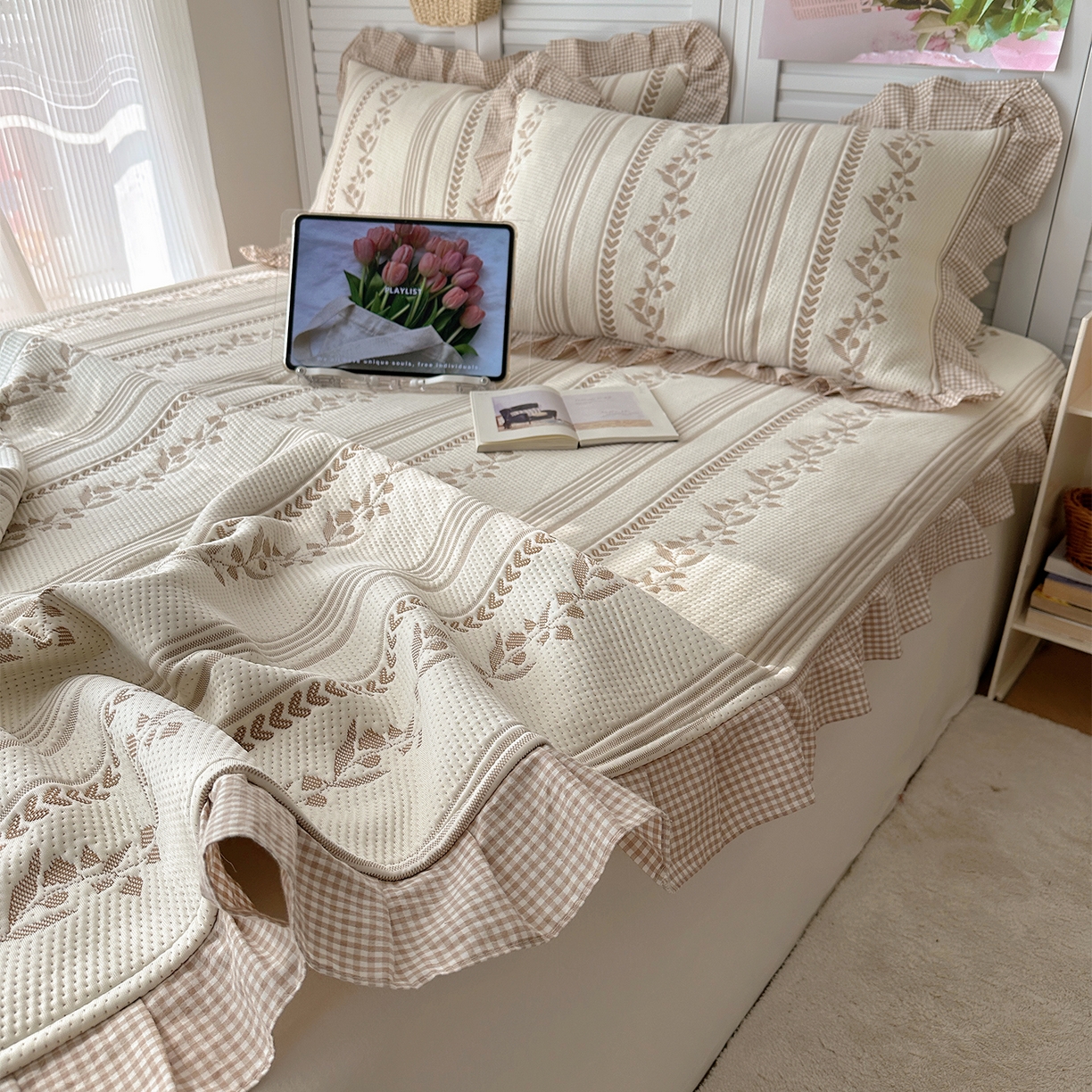 91家纺网 家纺一手货源 找家纺 桃子家居 2026新款A类韩版全棉色织花边工艺提花PE凉感凉席席子凉席三件套系列 PE花边席-花西子咖