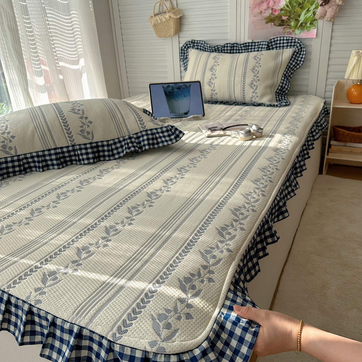 91家纺网 家纺一手货源 找家纺 桃子家居 2026新款A类韩版全棉色织花边工艺提花PE凉感凉席席子凉席三件套系列 PE花边席-花西子蓝