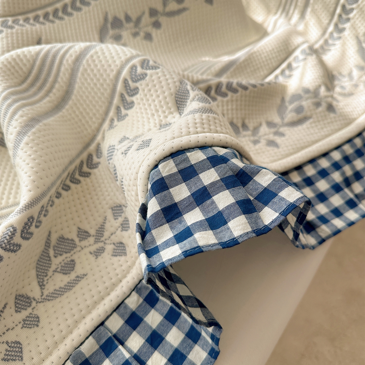 91家纺网 家纺一手货源 找家纺 桃子家居 2026新款A类韩版全棉色织花边工艺提花PE凉感凉席席子凉席三件套系列 PE花边席-花西子蓝