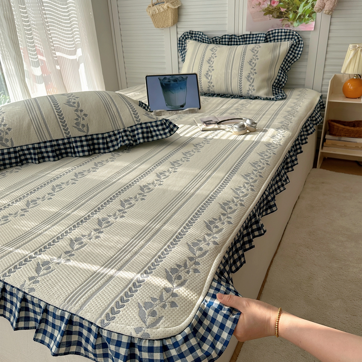 91家纺网 家纺一手货源 找家纺 桃子家居 2026新款A类韩版全棉色织花边工艺提花PE凉感凉席席子凉席三件套系列 PE花边席-花西子蓝