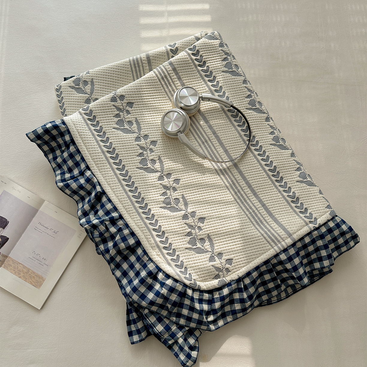 91家纺网 家纺一手货源 找家纺 桃子家居 2026新款A类韩版全棉色织花边工艺提花PE凉感凉席席子凉席三件套系列 PE花边席-花西子蓝