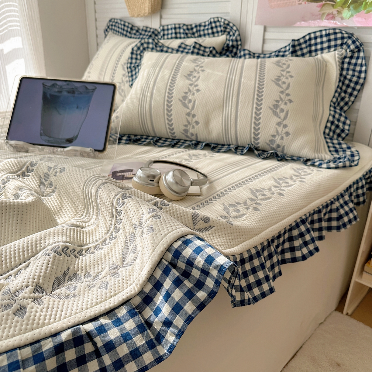 91家纺网 家纺一手货源 找家纺 桃子家居 2026新款A类韩版全棉色织花边工艺提花PE凉感凉席席子凉席三件套系列 PE花边席-花西子蓝