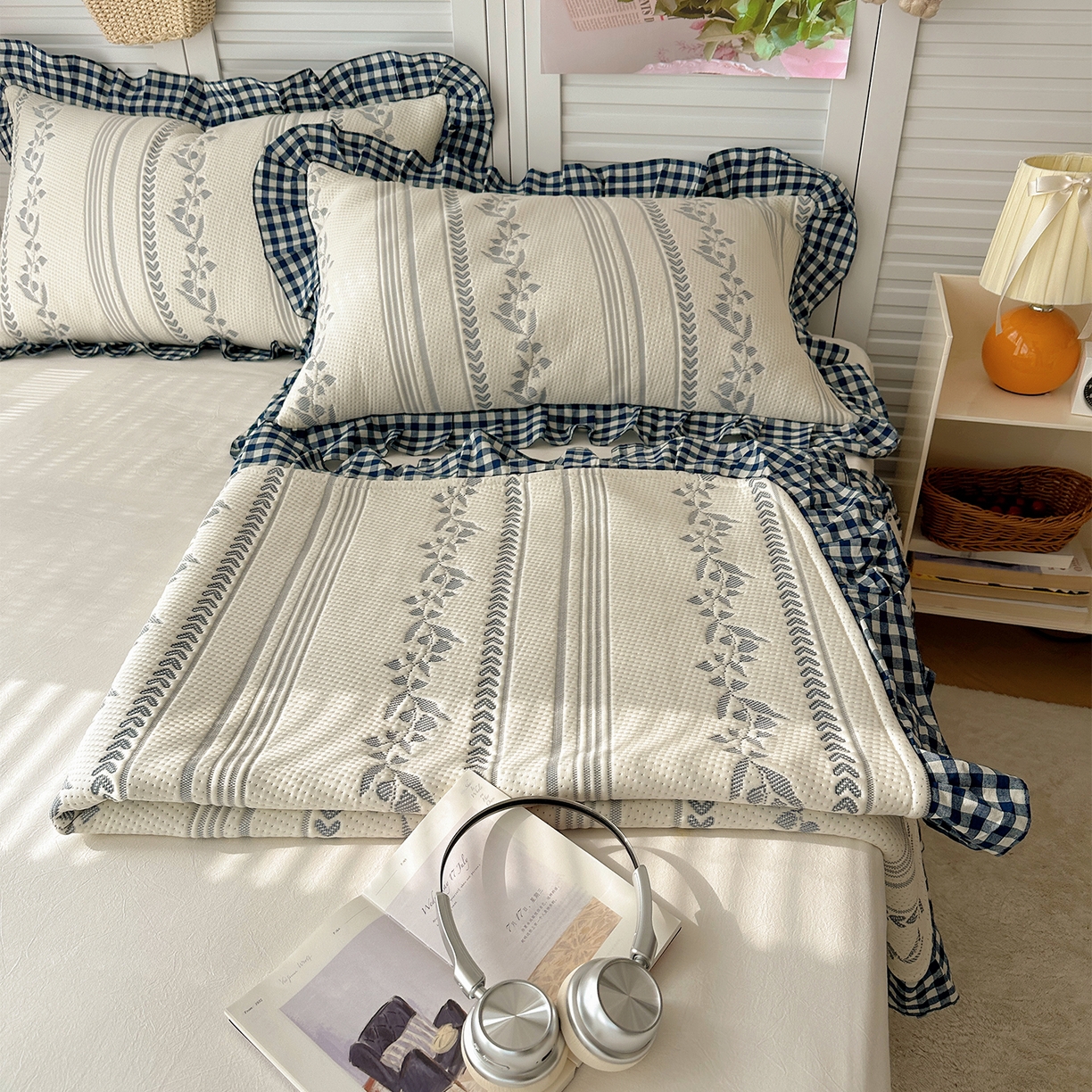 91家纺网 家纺一手货源 找家纺 桃子家居 2026新款A类韩版全棉色织花边工艺提花PE凉感凉席席子凉席三件套系列 PE花边席-花西子蓝