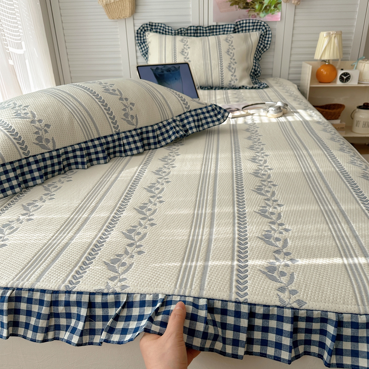 91家纺网 家纺一手货源 找家纺 桃子家居 2026新款A类韩版全棉色织花边工艺提花PE凉感凉席席子凉席三件套系列 PE花边席-花西子蓝