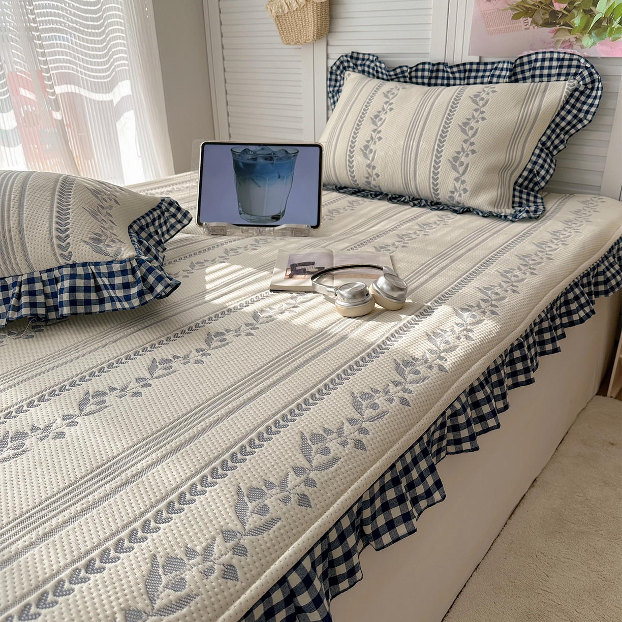 91家纺网 家纺一手货源 找家纺 桃子家居 2026新款A类韩版全棉色织花边工艺提花PE凉感凉席席子凉席三件套系列 PE花边席-花西子蓝