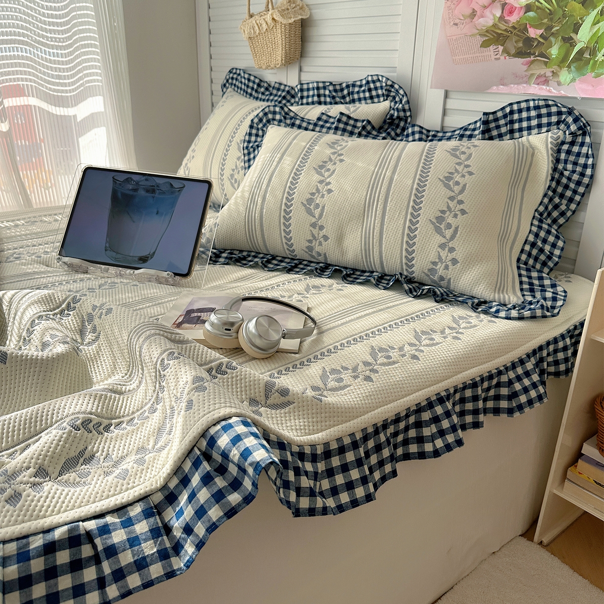 91家纺网 家纺一手货源 找家纺 桃子家居 2026新款A类韩版全棉色织花边工艺提花PE凉感凉席席子凉席三件套系列 PE花边席-花西子蓝