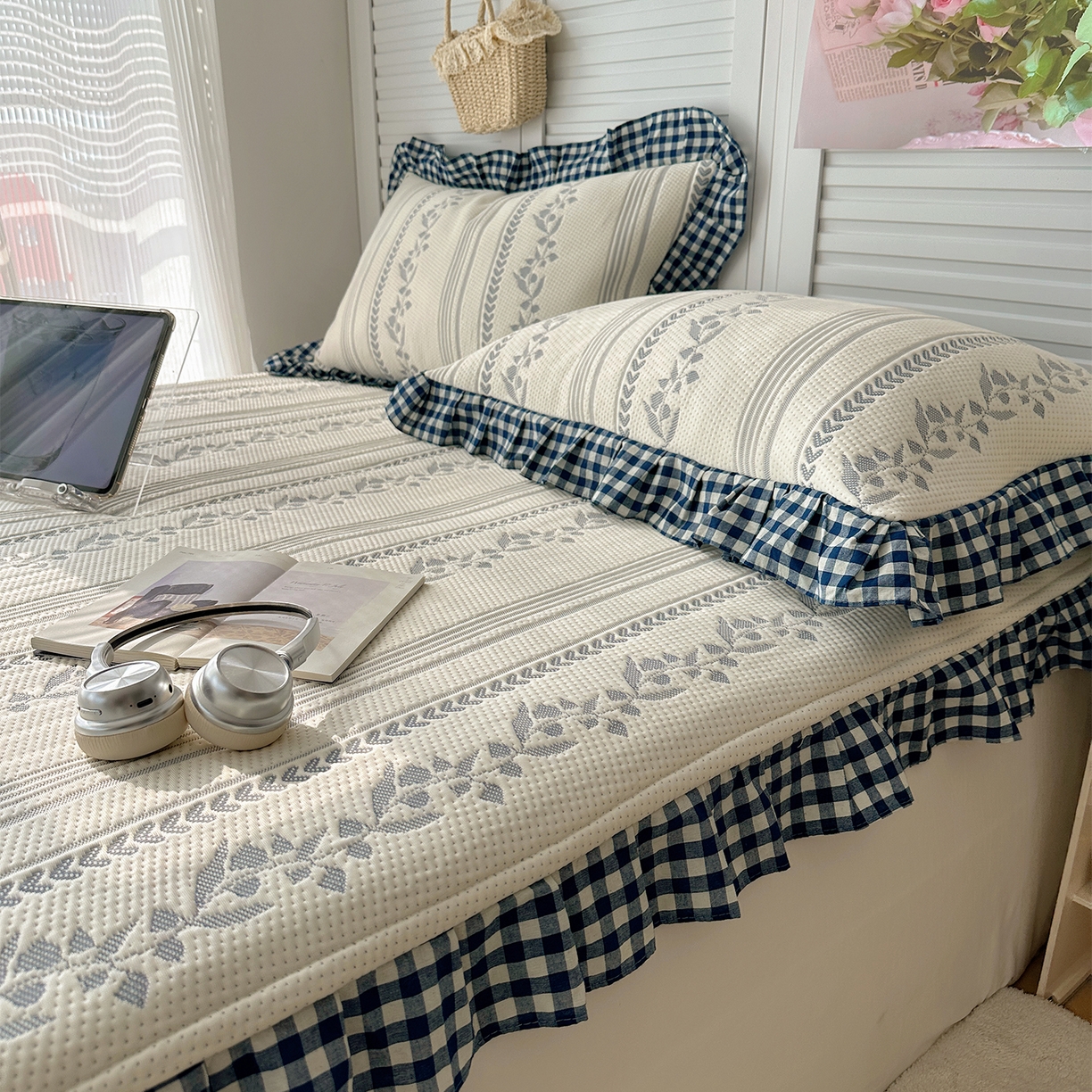 91家纺网 家纺一手货源 找家纺 桃子家居 2026新款A类韩版全棉色织花边工艺提花PE凉感凉席席子凉席三件套系列 PE花边席-花西子蓝