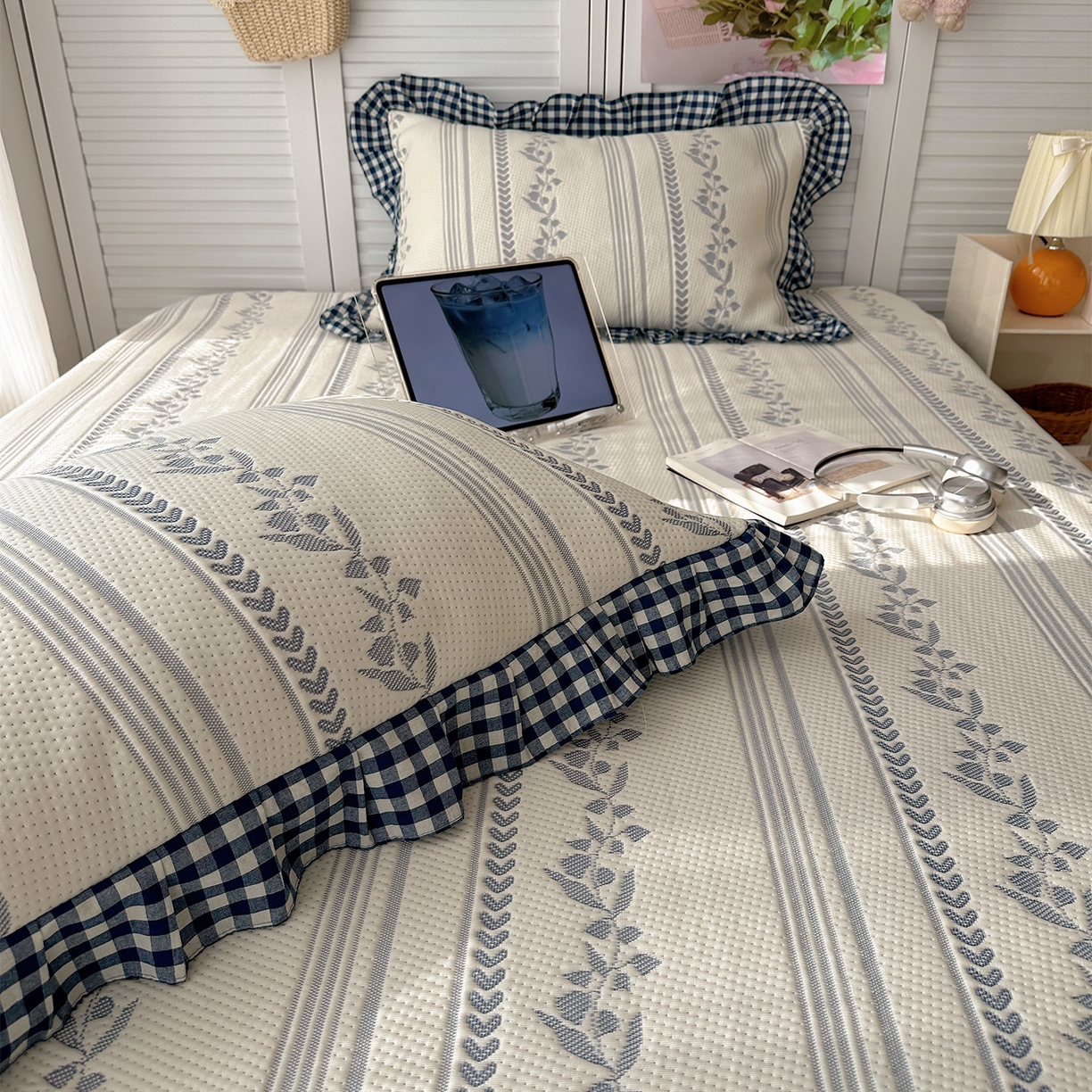 91家纺网 家纺一手货源 找家纺 桃子家居 2026新款A类韩版全棉色织花边工艺提花PE凉感凉席席子凉席三件套系列 PE花边席-花西子蓝