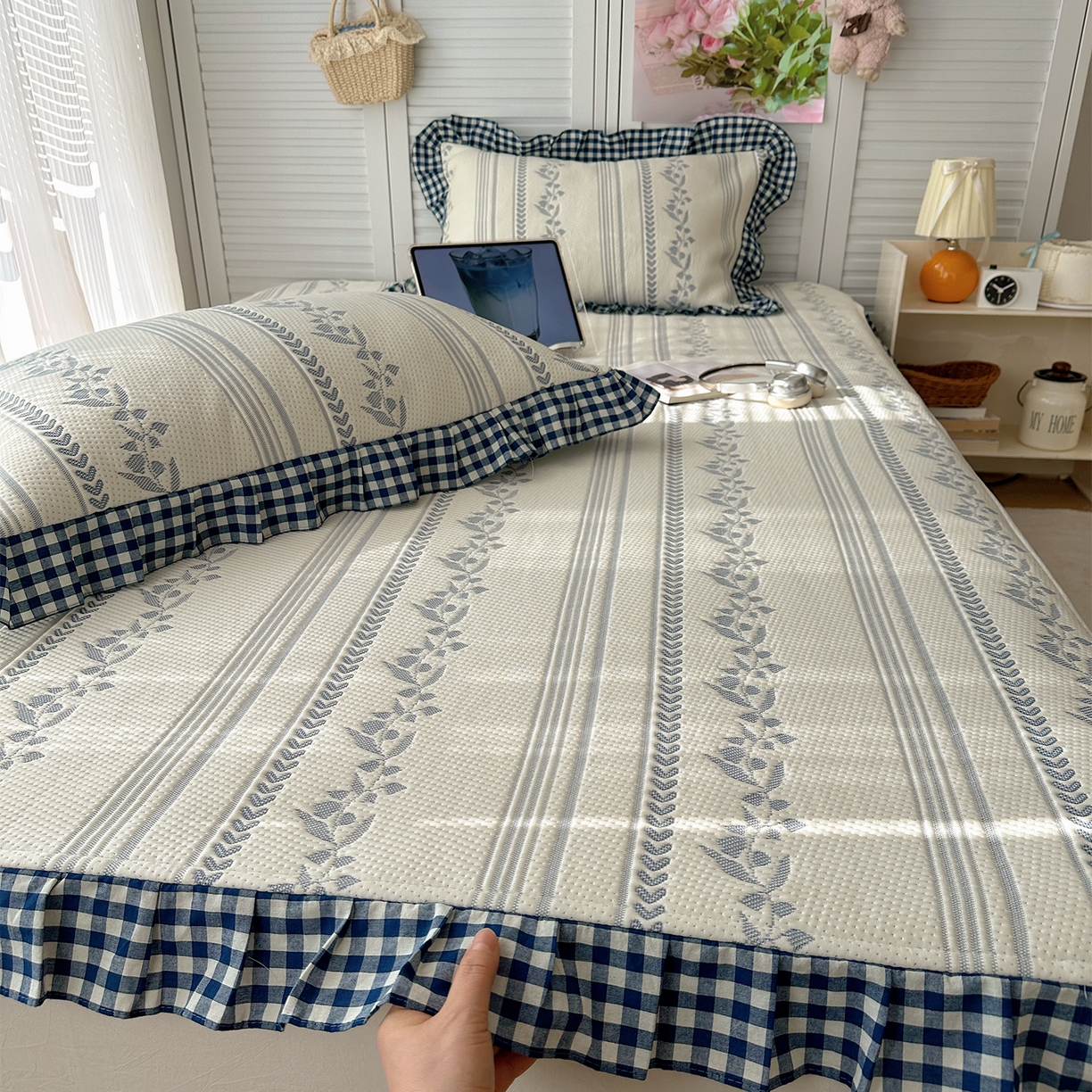 91家纺网 家纺一手货源 找家纺 桃子家居 2026新款A类韩版全棉色织花边工艺提花PE凉感凉席席子凉席三件套系列 PE花边席-花西子蓝